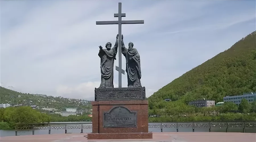 Памятник Петру и Павлу