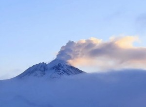 Вулкан Безымянный на Камчатке выбросил столб пепла на 9 км